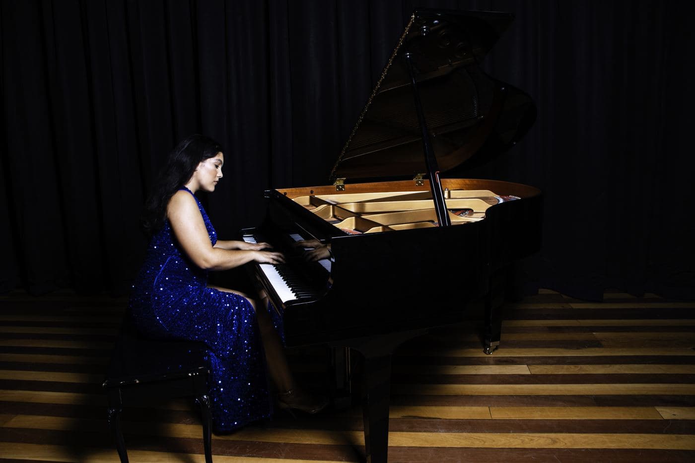 Virginia al piano durante una sesión de estudio
