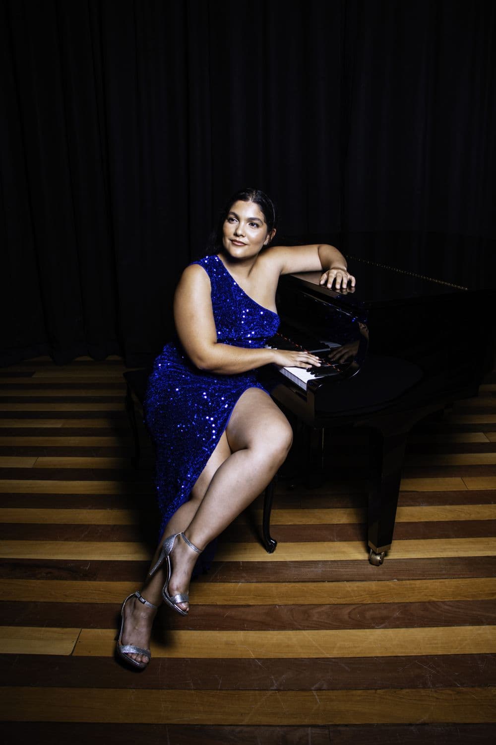 Retrato de Virginia junto al piano en una sesión de estudio